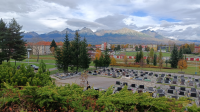 Cintorín vo Svite s výhľadom na Vysoké Tatry