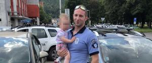 Mestskí policajti dnes našli spiace dieťa v zamknutom aute