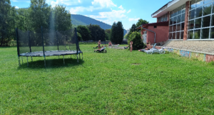 Mestská plaváreň Svit_letné dni v záhrade