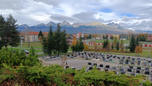 Cintorín vo Svite s výhľadom na Vysoké Tatry